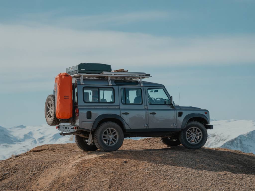 Comment préparer votre Land Rover pour un roadtrip hivernal en autonomie totale : chauffage, isolation, alimentation et sécurité